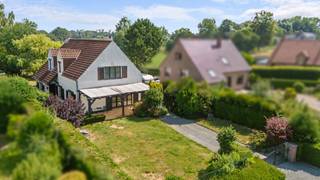 Te lettelingen, op de grens met Herne en Kokejane, verscholen in het groen, vindt u deze bijzonder charmante woning met een prachtig aangelegde, natuurlijke tuin van maar liefst 12,53 aren. Hier geniet u van absolute rust, terwijl alle voorzieningen zich op amper vijf minuten afstand bevinden: station, grote winkels, apotheek, scholen (Nederlandstalig en Franstalig), de A8/E429 Brussel–Doornik, én de Golf Club van Edingen met zijn beroemde park en manege /ponyclub op 200m.
Het huis is zeer lichtrijk en baadt van ’s morgens tot ’s avonds in de zon. De tuin is volledig afgesloten en biedt een idyllische vijver, een tuinhuis, carport en een gevoel van volledige privacy. Op het gelijkvloers: inkomhal met vestiaire en toilet, een grote leefruimte +/-53m², grote volledig ingerichte woonkeuken met aanpalende berging, slaapkamer ( 12m²) en garage. Op de verdieping geeft de nachthal toegang tot 3 ruime kamers (33m²,15², 19m²), een grote badkamer (ligbad, dubbele lavabo, afzonderlijke douche) en toilet.
Deze woning biedt ook heel wat opslagmogelijkheden dankzij de garage en buitenberging/carport
Extra troeven: alarmsysteem, natuurlijke en onderhoudsvriendelijke tuin, rustige ligging met vlotte bereikbaarheid.
Een woning die rust, ruimte en charme combineert — klaar om uw nieuwe thuis te worden. Voor meer info of bezoek contacteer Sophie 0496/71.50.59