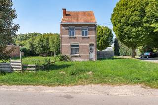 Deze authentieke woning met bijhorend perceel, gelegen op een toffe locatie in Ranst, biedt een zee aan ruimte én potentieel voor wie droomt van een unieke woonst met ziel.<br /><br />Met een bewoonbare oppervlakte van maar liefst ca. 220 m² en een verrassend veelzijdige indeling, zijn de mogelijkheden eindeloos! De ruime inkomhal verwelkomt je meteen met zijn charmante uitstraling. Links bevindt zich een gezellige woonkamer met aansluitende achterplaats. Via een sfeervolle tussenruimte met karaktervolle tegels, kom je in het tweede volume van de woning, waar momenteel de badkamer en twee leefruimtes, inclusief keuken, zijn ondergebracht.<br /><br />Op de verdieping van het oorspronkelijke hoofdvolume bevinden zich drie royale slaapkamers en een vaste trap naar een zolderruimte die perfect omgevormd kan worden tot extra slaap- of hobbyruimte. Ook boven het tweede volume bevindt zich nog een zolder die extra mogelijkheden biedt.<br /><br />Verder beschikt de woning over een kelder, een achterliggende ruimte met potentieel als garage of atelier, en een leuke tuin met veel privacy.<br /><br />De woning is rustig gelegen, omringd door groen en op wandelafstand van fiets- en wandelroutes, terwijl winkels, scholen en openbaar vervoer zich op korte afstand bevinden. Ideaal dus voor gezinnen of investeerders die op zoek zijn naar ruimte, rust en potentieel in het hart van Ranst.<br /><br />Pluspunten:<br />+ Aanpalende bouwgrond<br />+ In te richten naar eigen stijl<br />+ 3 slaapkamers<br />+ Ruime woning (220m²)<br />+ authentieke elementen<br /><br />Dit pand kan onderhevig zijn aan de Vlaamse renovatieverplichting voor residentiële gebouwen. Voor meer informatie verwijzen wij u door naar volgende website: https://www.vlaanderen.be/een-woning-kopen/renovatieverplichting-voor-residentiele-gebouwen<br /><br />Heeft u interesse in deze woning en wenst u een bezoek ter plaatse in te plannen? Aarzel niet ons te contacteren. Wij zijn bereikbaar via het nummer 03 337 50 70 of info@vbvastgoed.be.