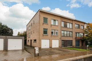 Dit appartement bevindt zich op de 2e verdieping van een kleinschalig gebouw. De indeling gaat als volgt: inkomhal, vervolgens de leefruimte met veel lichtinval en open keuken. Het Zuid-West georiënteerde terras grenst aan de leefruimte en biedt zicht op groen. Er zijn 2 ruime slaapkamers aanwezig. De badkamer is voorzien van een douche, toilet, lavabomeubel. Verder is er een handige berging met aansluiting voor wasmachine en een extra berging aanwezig. De garage (3 m x 6 m) met water en elektriciteit en voorgelegen parkeerplaats zijn bij te huren aan 50 euro. Het appartement is onmiddellijk beschikbaar en kent lage gemeenschappelijke kosten: de provisie bedraagt € 40 voor het waterverbruik. Extra troef: in oktober worden er nog nieuwe ramen geplaatst. Dankzij de centrale ligging bevinden winkels, openbaar vervoer en belangrijke invalswegen en de autosnelweg zich op korte afstand. Wenst u meer info? contacteer ons via 03 568 03 03 of info@vastgoed03.be