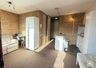 <p><span>Op een boogscheut van de ring van Leuven, aan de Bodartparking, en in de buurt van Sportkot, Gasthuisberg en UCLL.</span></p><p><span>Op de eerste verdieping, bevindt zich deze uiterst ruime studio, gemeubeld en met een vernieuwde kitchenette en eigen sanitair (WC en douche).</span></p><p><span>Grote troef is hier het terras, dat een wijds zicht geeft.</span></p><p><span>Er is veel lichtinval door het brede raam, met daaraan een bureau bevestigd voor de studerende student of huurder.</span></p><p><span>De studio heeft een oppervlakte van 29 m² (volgens EPC). </span></p><p><span>Er is een gratis fietsenstalling voor de deur, en in het gebouw is er een wassalon waar je met jetons je was kan wassen/drogen.</span></p><p><span>Er is een conciërge aanwezig en het beheer van de site gebeurt door de syndicus&rentmeester, aanwezig in het gebouw.</span></p><p><span>Asbestvrij, elektriciteit conform en prima EPC zijn nog belangrijke elementen.</span></p><p><span>Heden verhuurd voor het begonnen academiejaar. </span></p><p><span>U koopt en de investering start onmiddellijk. </span></p><p><span>Interesse? Laat het ons weten, en maken graag tijd voor een bezoek ter plaatse.</span></p><p><span> </span></p>
