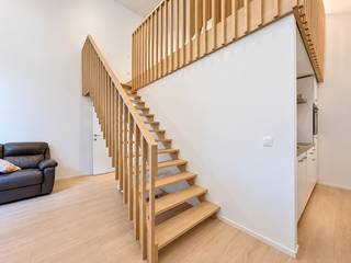 À la recherche d'un logement agréable dans un emplacement prisé à Anvers ? <br />Ce studio récent est situé dans un bâtiment moderne à un emplacement particulièrement favorable, juste à côté du dynamique Eilandje.<br /><br />Le studio se trouve au rez-de-chaussée et dispose d'un agencement pratique. En entrant, vous arrivez dans le salon avec cuisine attenante, où vous alliez vie et cuisine de manière agréable. Depuis un hall, vous avez accès à la salle de bain et à un espace de rangement/buanderie pratique. <br />Par un escalier, vous accédez à l'espace nuit, qui se connecte de manière séparée et douillette au salon.<br /><br />Un atout supplémentaire du projet est le jardin intérieur verdoyant et convivial. Cet agréable espace extérieur commun constitue une oasis de paix au milieu de la ville et offre un bel endroit pour se détendre, loin de l'agitation quotidienne.<br /><br />L'emplacement est également un grand atout. L'Eilandje est connu pour son ambiance animée, ses restaurants conviviaux, ses bars tendance et ses agréables terrasses au bord de l'eau. <br />Le MAS, le port de plaisance et le centre-ville historique se trouvent à courte distance. <br />Grâce à la combinaison de la dynamique urbaine, des possibilités de détente et de la proximité des commerces et des transports en commun, vous vivez ici avec tout à portée de main.<br /><br />Ce studio constitue donc un logement idéal pour les célibataires ou les couples qui souhaitent vivre dans un environnement moderne et urbain et profiter pleinement de tout ce qu'Anvers et l'Eilandje ont à offrir, avec en plus un espace vert pour se ressourcer.<br /><br />Le loyer de ce studio est de 800,00 EUR/mois + 100,00 EUR de charges communes.<br /><br />Intéressé ? N'hésitez pas à nous contacter pour plus d'informations ou pour une visite sur place !