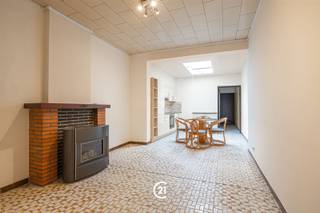 <p>Instapklare woning in het centrum van Zottegem!</p><p>Op wandelafstand van het centrum vind u deze charmante gesloten bebouwing met tuin.<br />De woning beschikt over een knusse leefruimte met aansluitende keuken, waar een lichtkoepel zorgt voor aangename lichtinval. <br />Verder treft u op de gelijkvloers ook de badkamer met toilet.</p><p>Dit jaar werd een nieuwe badkamer, als ook een nieuwe keuken geplaatst.</p><p>Vervolgens biedt de eerste verdieping twee slaapkamers en zorgt de zolderruimte voor de mogelijkheid tot het creëren van een extra kamer.<br />De woning omvat bovendien ook een praktische kelder en aangename stadstuin.</p><p>Ideaal voor wie zijn eigen plekje wil creëren in het levendige Zottegem of als investeringseigendom! Bent u benieuwd geworden naar wat dit pand u allemaal te bieden heeft? Aarzel niet en contacteer ons kantoor voor meer informatie of het inplannen van een bezoek. Tot snel!</p>