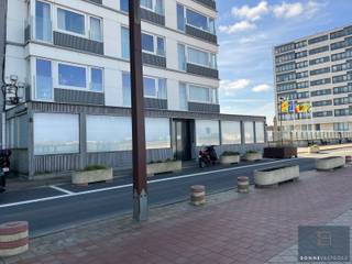Bent u op zoek naar een plaats om uw eigen horecazaak te starten? Mis deze kans niet!<br /><br />De locatie langs de Zeedijk op zich is al een enorme troef. Daarnaast is er nog de ligging aan de andere zijde langs het Vissershuldeplein. Het plein wordt volledig heraangelegd tot een ontmoetingsplaats. Benieuwd hoe het er zal uitzien? Neem alvast een kijkje via: www.knokke-heist.be/doortochtheist .<br />Aan de overzijde van de dijk hoort ook een terras bij de zaak.<br /><br />Het pand is ingedeeld in:<br />Gelijkvloers: restaurant (met toegang langs Zeedijk en voetgangerstunnel), bar, ingerichte keuken, toiletten en trap naar ondergrondse verdieping.<br />Er zijn 3 ondergrondse parkeerplaatsen (heden zijn de parkeerplaatsen ingericht als stockage voor de zaak) inbegrepen in de prijs.<br /><br />Op deze locatie uw eigen zaak vestigen? Op zoek naar een investeringspand?<br /><br />Contacteer Bonne Vastgoed 7 op 7 voor meer info via 0468/10.40.40 of info@bonnevastgoed.be .