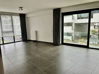 <p>Appartement nouvellement construit à louer avec un bel espace de vie ouvert et des vues sur l'Escaut. <br />La cuisine dispose du confort nécessaire et de beaucoup de lumière. <br />L'appartement comprend une chambre à coucher, une salle de bain avec douche, des toilettes séparées pour les invités et un débarras.</p><br /><p>Une place de parking est prévue dans le parking souterrain.</p><br /><p>Intéressé ? <br />Demandez votre visite via notre site web www.immodhondt.be </p>