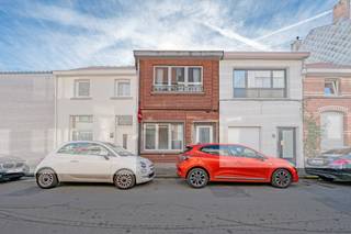 Deze woning werd deels gerenoveerd in 2017 maar vraagt nog enige renovatie. De indeling is als volgt: inkomhal, lichtrijke leefruimte,...