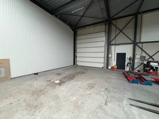 - nieuwbouw KMO unit- vrije hoogte: 6m- sectionaal poorten: 2- daglichtstraat- wanden en dak geïsoleerd- géén verwarming...