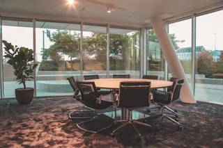 Fantastisch gelegen full service kantoor met een oppervlakte van 60 m² (+/- 12 personen) te huur NAAST de Kleine Ring (R40) en station...