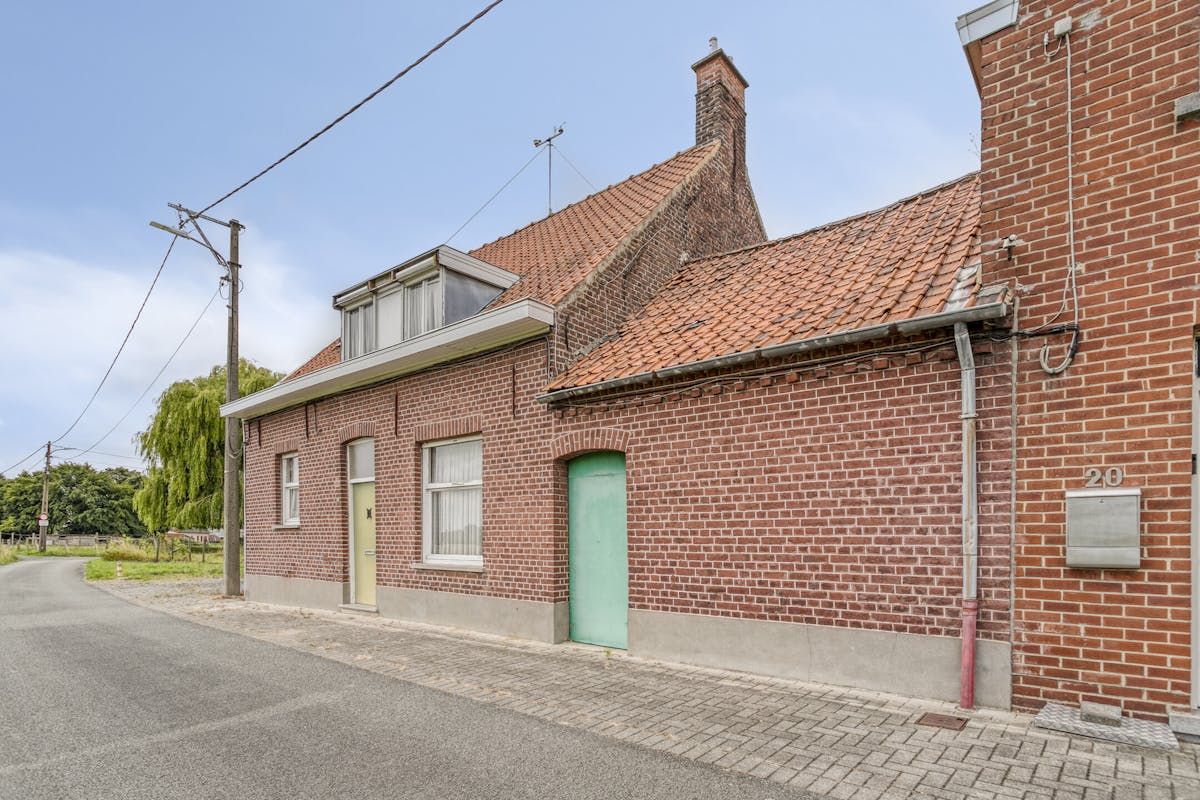 Semi-detached house to renovate in Gullegem - photo 1