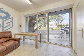 Op een steenworp van het bruisende centrum van Oostende, vind je deze unieke woning. Het pand uit 2003 combineert perfect een ruime gezinswoning met een volledig uitgeruste kantoorruimte, wat het een ideale kans maakt voor wie op zoek is naar een evenwicht tussen wonen en werken, of een slimme investering wil doen.De woning heeft een totale bewoonbare oppervlakte van maar liefst 150 m² en is voorzien van vier volwaardige slaapkamers. De badkamer is uitgerust met een douche. De zolder is al volledig geïsoleerd, wat de mogelijkheid biedt om deze ruimte eenvoudig om te vormen tot een extra slaapkamer, hobbyruimte of speelkamer.Het 70 m² kantoor, dat perfect is voor een vrij beroep of als praktijkruimte, heeft een aparte ingang. Het grote pluspunt hierbij zijn de aparte nutstellers, wat een eenvoudige opsplitsing in twee eenheden mogelijk maakt. Dit opent de deur naar verschillende opties.Buiten geniet je van een leuke, onderhoudsvriendelijke tuin, een oase van rust midden in de stad. Daarnaast is er een regenwaterput aanwezig. Het pand is volledig instapklaar en werd steeds goed onderhouden.Dit is een zeldzame kans om een pand te kopen dat flexibiliteit, comfort en een strategische ligging combineert. Ideaal voor de zelfstandige die droomt van werken aan huis, of de investeerder die op zoek is naar een rendabele en veelzijdige eigendom.Bent u op zoek naar bedrijfsvastgoed bestaande uit een kantoor met woning te koop? Aarzel dan zeker niet om contact op te nemen.