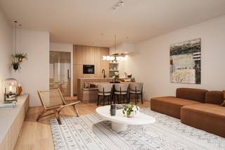 Welkom in Residentie Silverwind, een nieuwbouwproject met een uiterst centrale ligging in de Christinastraat, vlakbij de Zeedijk en in de nabijheid van de jachthaven en de levendige Kapellestraat. Deze ideale locatie biedt het beste van zowel rust als dynamiek, met alles wat Oostende te bieden heeft binnen handbereik. Dit appartement met 2 slaapkamers is gelegen op de derde verdieping en beschikt over een groot terras, ideaal om van het buitenleven te genieten in alle privacy. Bij elk appartement is er een privatieve kelderberging die is inbegrepen in de prijs. Dit biedt extra opslagruimte en maakt het wonen in deze residentie nog praktischer. Op het gelijkvloers zijn 2 gemeenschappelijke fietsenbergingen beschikbaar waar u uw fiets veilig kunt stallen. Als bewoner van Residentie Silverwind heeft u toegang tot de gemeenschappelijke tuin met terras, waar u in alle rust kunt ontspannen. De tuin biedt een oase van groen en is een perfecte plek voor zowel jong als oud. Kiezen voor Residentie Silverwind betekent kiezen voor kwaliteit, comfort en een zeer gunstige ligging in het bruisende Oostende. Aarzel niet om meer te ontdekken en maak van deze droomlocatie uw nieuwe thuis.