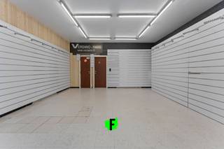 Profiteer van deze unieke kans om een prachtig handelspand te verwerven op een van de meest gewilde locaties aan de Zeedijk. Dit eigendom biedt niet alleen een uitstekende handelsruimte en een woonruimte.<br /><br />Panddetails:<br /><br /><ul><li>Winkelruimte: 100 m², ideaal voor diverse commerciële doeleinden.<br /><br /></li><li>Kelder: Ruime kelder van 35 m², perfect voor opslag of extra werkruimte.<br /><br /></li><li>Veranda: Veranda van 50 m², een aangename plek voor klanten of om te ontspannen.<br /><br />De woonruimte is praktisch ingedeeld met een wc; badkamer, keuken, woonkamer met slaaphoek en een terras. Het pand wordt verwarmd met centrale verwarming op aardgas en beschikt over enkele beglazing. <br /><br />Mis deze kans niet om uw droom van een eigen winkel met woonruimte te realiseren op een toplocatie! Neem vandaag nog contact met ons op voor meer informatie of een bezichtiging.<br /><br /></li></ul>