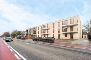 Dit recente 2-slaapkamerappartement is gelegen op de eerste verdieping en biedt een aangename, lichtrijke leefruimte met open,...