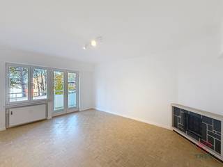 UCCLE – Tussen de wijk Dieweg en Groeselenberg, vlakbij het Wolvendaelpark, in een rustige en groene straat, dicht bij het openbaar vervoer, volledig gerenoveerd appartement met 2 slaapkamers van ±80 m² op de 1e verdieping, bestaande uit een inkomhal met vestiaire, apart toilet, volledig uitgeruste keuken (oven, kookplaten, afzuigkap, koelkast/diepvriezer, vaatwasser, magnetron), woonkamer van ±23,5 m² met toegang tot een terras van ±9,5 m² op het westen, slaapkamer van ±9 m², slaapkamer van ±14 m² met toegang tot een terras van ±9,6 m² op het oosten, doucheruimte (douche, wastafel, aansluiting voor wasmachine), kelder. Voorziening voor gemeenschappelijke kosten van € 100/maand. EPB B! Onmiddellijk beschikbaar! Afmetingen zijn indicatief.