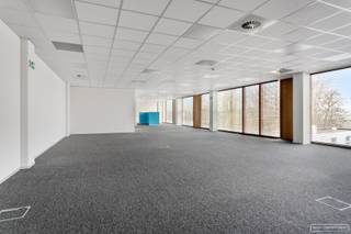 In Zwevegem treffen we deze kantoren vlakbij af- en oprittencomplex E17  ZwevegemKantoorruimte van 195 m2  met zeer vlotte verbinding naar E17 en...