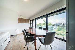 Molenbeek – Spacieux appartement traversant de 90 m², idéalement situé à proximité immédiate des transports en commun, des commerces, des...