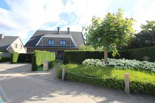 Gezellige halfopen bebouwing op een rustige locatie in De Pinte. Deze woning is heel centraal gelegen in het centrum van De Pinte op wandelafstand...