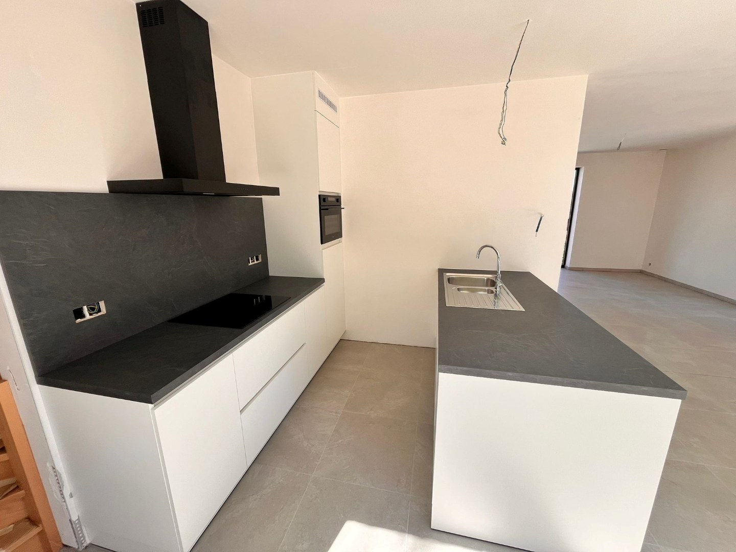 Afgewerkte woning met 3 slaapkamers &amp; ruim zonnig terras + autostaanplaats en berging - foto 4