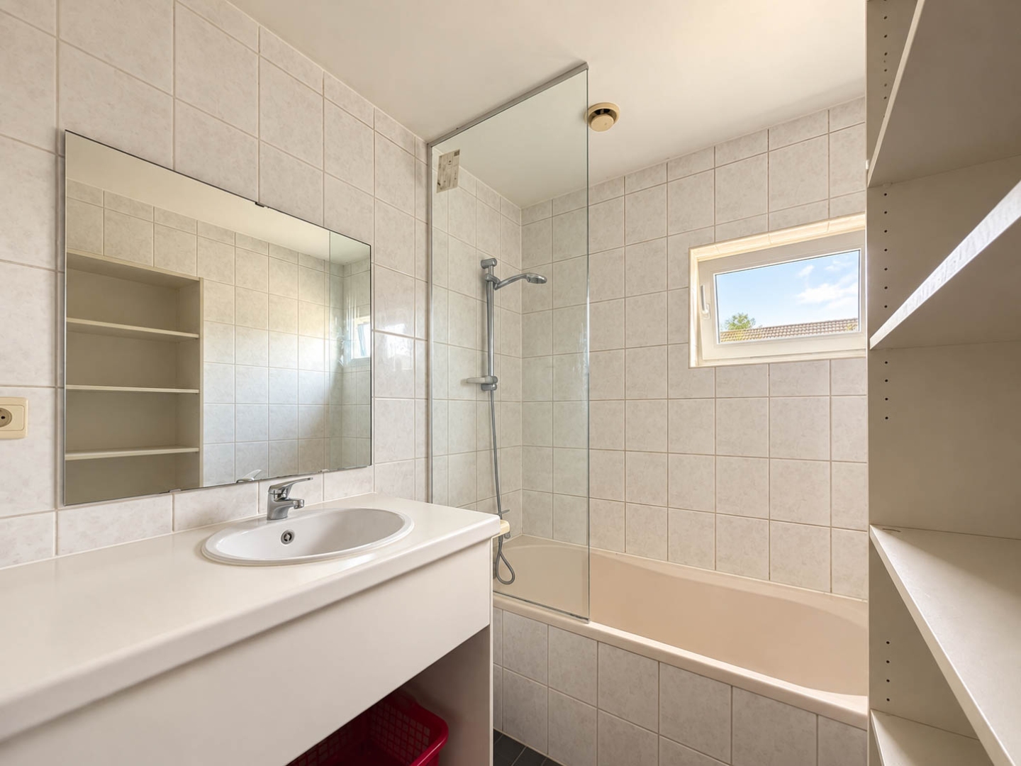 Te koop, 2-slaapkamerappartement met autostaanplaats op centrale ligging te Merelbeke! - foto 5
