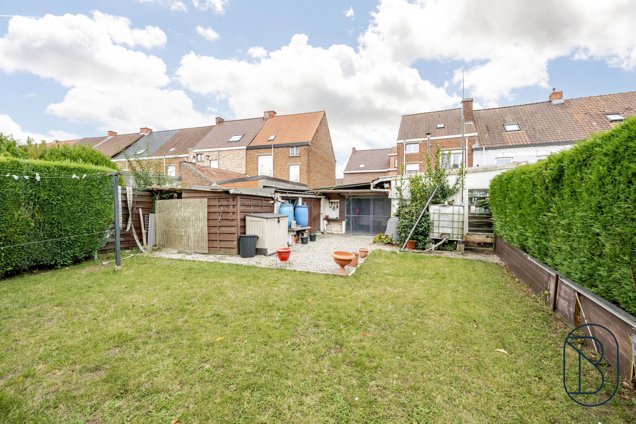 Degelijke woning met grote tuin, dubbele garage en oprit.  - foto 3