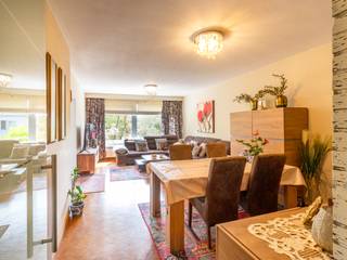 <p><span>Op de tweede verdieping van een verzorgd gebouw in de gezellige wijk Deuzeld vinden we dit praktisch ingedeelde appartement met garagebox.</span></p><p><br /></p><p>We komen binnen via de inkomhal die toegang geeft tot de lichtrijke en gezellige woonkamer. Aansluitend ligt de keuken, uitgerust met een elektrische kookplaat, oven, dampkap en dubbele spoelbak. Vanuit de keuken bereik je het eerste balkon. Het appartement beschikt over twee slaapkamers (ca. 15 m² &amp;amp; 7 m²). Vanuit de kleinere slaapkamer heb je toegang tot een tweede balkon aan de achterzijde. Daarnaast is er nog een derde kamer (ca. 9 m²) met lichtkoepel, ideaal als derde slaapkamer, bureau of dressing.</p><p>De badkamer werd in 2019 volledig vernieuwd en voorzien van een ruime inloopdouche, een hangtoilet en een modern wastafelmeubel. In datzelfde jaar werd ook de cv-ketel van <strong>Vaillant</strong> vernieuwd.</p><p><br /></p><p>Extra troef: achter het gebouw bevindt zich een <strong>garagebox</strong>, inbegrepen in de prijs – een absolute meerwaarde in deze buurt!</p><p>Het appartement heeft momenteel een EPC-label <strong>E</strong>, waardoor de renovatieverplichting van toepassing is. Na de vernieuwing van het platte dak wordt dit echter meteen een label <strong>B</strong>. Met bijkomende gevelisolatie is zelfs label <strong>A</strong> haalbaar, wat dit appartement bijzonder interessant maakt als woonst én als investering.</p>