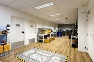 Uitstekend gelegen <strong>kantoorruimte van 344 m²</strong> te koop met visibiliteit vanaf de bedrijvige Pontbeeklaan aan de rand van Brussel (Zellik). Vlotte bereikbaarheid dankzij de nabijheid van de R0 en de E40. <br /><br />De <strong>kantoorruimtes</strong> bevinden zich in het kwalitatieve <strong>Sphere Business Park</strong> , het gebouw is opgebouwd uit een stevige betonstructuur met polybetonvloeren (3 T/m²) en is uitgerust met moderne technieken zoals TL/LED-verlichting, ventilatiesystemen, een warmtepomp en airco die zowel kan verwarmen als koelen. Verwarming gebeurt via een recente gasketel. Met maar liefst <strong>100 zonnepanelen</strong> en een energieneutraal op het 1ste verdiep.<br /><br />Naast functionele troeven zoals een lift, camerabewaking en <strong>15 parkeerplaatsen</strong>, beschikt het gebouw ook over een ruime, rustige binnentuin, een volledig uitgeruste fitness en een luxueuze keuken op de 1ste verdieping.<br /><br />De <strong>opslagruimte van 250 m²</strong> met een vrije hoogte van 6 m en geïsoleerd dak, ideaal voor diverse logistieke of bedrijfsmatige toepassingen. Opgetrokken in een solide betonstructuur met polybetonvloeren die een belasting tot 3 T/m² aankunnen, biedt deze ruimte de nodige stevigheid voor zowel zware als lichte opslag. Dankzij een grote lichtstraat en efficiënte LED-verlichting is de ruimte aangenaam verlicht, <strong>2 ruime sectionale poorten</strong> van 4 m B x 4,5 m H zorgen voor een vlotte toegang. Daarnaast is er ook nog een mezzanine van 60 m². <br /><br />Aarzel niet en contacteer<strong> PANORAMA B2B</strong> voor bijkomende inlichtingen, plannen of een plaatsbezoek <strong>0477 09 00 09</strong>.
