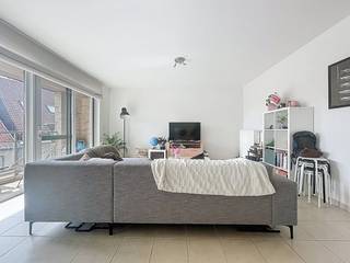 Cet appartement situé dans le centre de Deerlijk recherche de nouveaux résidents. L'appartement a une superficie de 93 m2. Ceci, combiné à un EPC B haut de gamme, en fait un véritable gagnant.<br /><br />DISPOSITION :<br />Deuxième V :<br />- hall d'entrée avec placards intégrés<br />- toilettes pour invités<br />- espace de vie spacieux avec une forme ronde spéciale qui donne une sensation d'espace<br />- terrasse avant<br />- cuisine entièrement équipée avec rangement attenant<br />- chambre 1 avec balcon et armoires encastrées<br />- salle de bain avec douche, lavabo et élément chauffant pour serviettes<br />- chambre 2<br />- garage box requis pour louer 50€ par mois<br /><br />GÉNÉRAL :<br />- Centre-ville de Deerlijk<br />- très spacieux<br />- ÉPIQUE B<br /><br />Le moyen le plus rapide pour visiter cette propriété ? Demandez votre visite via le bouton rouge de notre site web (www.dewaele.com) et vous serez contacté par notre expert en location Jolien. Les rendez-vous ne peuvent pas être pris par téléphone. Si vous avez d'autres questions, veuillez nous contacter par téléphone au 056 605 605.