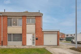 Deze woning geniet van een strategische en vlot bereikbare ligging, op een boogscheut van belangrijke verbindingswegen, waardoor u snel...