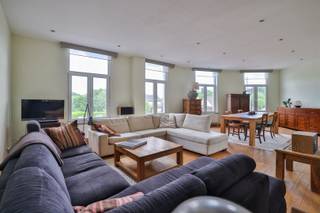 <p><span>Op een centrale en commerciële locatie te Edegem bieden wij u dit polyvalent eigendom aan bestaande uit een te renoveren handelsgelijkvloers (112m²) + kelder (60m²) en een ingericht duplex appartement (150m²) met 2 slaapkamers en een terras.</span></p><p><span>Het eigendom is gelegen op de hoek van de Mechelsesteenweg en de Boniverlei. De visibiliteit is een absolute troef. Ideaal voor iemand die wonen en werken wil combineren in hetzelfde pand.</span></p><p><span>In directe nabijheid vindt u winkels, scholen, verbindingswegen en openbaar vervoer.</span></p><p><span> </span></p><p><span>Het gebouw zelf dateert van circa 1930 en beschikt overal over dubbele beglazing met PVC schrijnwerk. De centrale verwarming verloopt op gas. De elektriciteit is niet conform aan de voorschriften van het AREI en vraagt dus nog enkele aanpassingen. Er werden op het dak (zuidkant) ook 14 zonnepanelen geïnstalleerd. Het eigendom kreeg het label "asbestveilig" na controle.</span></p><p><span> </span></p><p><span>Indeling:</span></p><p><span> </span></p><p><span>Op het gelijkvloers vinden we een volledig te renoveren handelijksgelijkvloers (112m²) dat tal van mogelijkheden biedt.</span></p><p><span>Het gelijkvloers is ook grotendeels onderkelderd.  </span></p><p><span>Aan de rechter zijkant van het gebouw is er een aparte toegang via het stukje tuin.</span></p><p><span> </span></p><p><span>Het duplex appartement bevindt zich op de eerste en tweede verdieping van het gebouw. Voor het appartement is er een aparte ingang voorzien.</span></p><p><span>Op de eerste verdieping vinden we een ingerichte keuken voorzien van alle comfort met aansluitend een wasplaats + apart toilet. Aangrenzend aan de keuken is er een terras met een uitstekende oriëntatie (west).</span></p><p><span>We lopen verder door en bereiken de ruime en lichte leefruimte op klassieke plancher. Hier is airco voorzien.</span></p><p><span> </span></p><p><span>Op de tweede verdieping zijn er twee volwaardige slaapkamers en een ingerichte badkamer met ligbad, aparte douche, een toilet en een badkamermeubel met dubbele lavabo en spiegel. De grootste slaapkamer beschikt eveneens over een airco.</span></p><p><span> </span></p><p><span>Graag som ik voor u nog even de troeven op van dit eigendom:</span></p><p><span> </span></p><ul><li><span>Polyvalent eigendom bestaande uit handelsgelijkvloers + duplex appartement</span></li><li><span>Centrale en commerciële locatie te Edegem</span></li><li><span>Volledig onderkelderd</span></li><li><span>Gelijkvloers naar eigen wensen in te richten</span></li></ul><p><span> </span></p><p><span>EPC 644 kWh/m² jaar (F-label) Renovatieverplichting is van toepassing</span></p><p><span>Stedenbouw op aanvraag</span></p><p><span>P-score A, G-score A</span></p><p><span> </span></p><p><span>Voor een bezoek ter plaatse kan u ons contacteren op het nummer 03 449 42 41 of mail ons via <span>hallo@habicom.be</span></span></p><p><span>De waarde van uw eigendom kennen ? Contacteer vrijblijvend onze habicom expert in uw buurt.</span></p><p><span> </span></p>