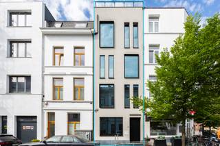 <p>In de charmante Pacificatiestraat op het Antwerpse Zuid bevindt zich deze uitzonderlijke stadswoning, die in 2019 volledig werd gerenoveerd met oog voor kwaliteit en hedendaags comfort. De ligging biedt het beste van twee werelden: een rustige, aangename woonomgeving op wandelafstand van Park Zuid, de vernieuwde Scheldekaaien en het KMSKA, terwijl u tegelijkertijd profiteert van een vlotte bereikbaarheid en de nabijheid van het bruisende stadsleven.</p>
<p>De woning werd op een energiezuinige manier gerenoveerd met hoogwaardige materialen, waaronder parket- en gietvloeren, wat zorgt voor een stijlvolle en duurzame afwerking. Ze is bovendien uitgerust met moderne voorzieningen zoals domotica, vloerverwarming en een lift die u moeiteloos naar elk niveau brengt. Dankzij de zuidgerichte oriëntatie geniet u op alle verdiepingen van een overvloed aan natuurlijk licht.</p>
<p>De gelijkvloerse verdieping is ingericht als een volwaardig appartement, met een aangename leefruimte en uitgeruste keuken, een slaapkamer met ensuite badkamer en een gezellig koertje. Op de eerste en tweede verdieping bevindt zich telkens een ruime slaapkamer, elk met een eigen ensuite badkamer en op maat gemaakte inbouwkasten. De derde verdieping herbergt een stijlvolle leefkeuken met kwalitatieve inbouwtoestellen en directe toegang tot het dakterras. Als absolute troef beschikt de woning over twee zonneterrassen op de vierde verdieping, die met elkaar verbonden zijn via een sfeervolle binnenlounge waar u in alle rust kunt genieten van het prachtige uitzicht.</p>
<p>Tot slot beschikt de woning over een ruime kelder, deels ingericht als wasruimte en deels als wijnkelder. Optioneel kan u een ondergrondse garagebox (€65.000) en/of autostaanplaats (€45.000) aankopen.</p>
<p>Interesse in deze unieke woning? Contacteer LISTED: +32 3 283 51 51.</p>