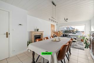 In een rustige woonwijk te Uitkerke, Blankenberge, vinden we deze ruime en instapklare rijwoning terug. De woning is gelegen in een residentiële wijk op wandel- en fietsafstand van het levendige stadscentrum en combineert ruimte, comfort en energiezuinigheid. Ideaal voor wie op zoek is naar een comfortabele gezinswoning met voldoende ruimte. <br /><br />We betreden de woning via de inkomhal met gastentoilet. Op het gelijkvloers ontdekken we een lichtrijke en gezellige leefruimte waar de gashaard voor extra sfeer en warmte zorgt. Aansluitend bevindt zich de ruime, volledig uitgeruste keuken met voldoende werk- en opbergruimte. Via het schuifraam in de leefruimte heeft u directe toegang tot het terras en de tuin, een aangename plek om in alle rust buiten te vertoeven. <br /><br />Op de eerste verdieping bevinden zich drie volwaardige slaapkamers. De badkamer werd vernieuwd in 2021 en is modern en functioneel ingericht. Verder beschikt de woning over een ruime zolder op volle hoogte die tal van mogelijkheden biedt. De structuur leent zich ervoor om zonder grote aanpassingen een vaste trap te installeren. <br /><br />Een absolute troef is de dubbele garage achteraan het perceel met automatische sectionaal poorten. Dankzij de aanwezigheid van water en elektriciteit is deze ruimte niet enkel ideaal voor het stallen van wagens, maar ook perfect bruikbaar als hobbyruimte, atelier of extra opslagplaats. Bovendien zijn alle ramen in de woning voorzien van hoogrendementsbeglazing en elektrische rolluiken, wat bijdraagt aan het wooncomfort en de energiezuinigheid. <br /><br />Aarzel niet en plan vandaag nog uw bezoek!<br /><br />Beschikbaarheid: 1/08/2026<br /><br />