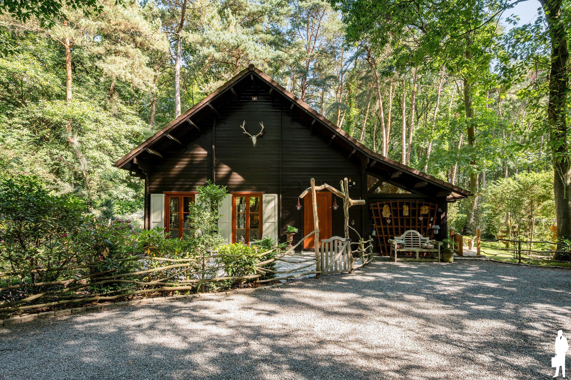 Charmante woning met volledige onderkeldering en achterliggend bos van ca. 31.493 m² - foto 5