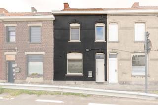 <p>In het landelijke Aalbeke, met een weids zicht over de velden vanuit de tuin, ligt deze klassiek gebouwde rijwoning uit 1920. Een bewoonbare oppervlakte van 128 m² op een perceel van 405 m², met een bijzonder diepe en groene tuin die zich uitstrekt tot ver achter de woning. Een echte troef in deze streek.<br /><br />Wat meteen opvalt, is hoe solide en kloek deze woning gebouwd is. De originele structuur vormt een uitstekende basis om, met een eigentijdse renovatie, een prachtig thuis van te maken. Voor wie graag zelf vorm geeft aan een woning, met oog voor de huidige woonwensen op vlak van indeling, afwerking en energiezuinigheid, biedt dit pand alle mogelijkheden om dat te realiseren. De gezellige leefruimte met pelletkachel, de keuken met veel lichtinval dankzij de dakramen, en de aanwezige badkamer met inloopdouche vormen daarbij een prima vertrekpunt.<br /><br />Boven zijn meerdere kamers voorzien, waaronder een ruime bergruimte en een extra kamer die zich, na een opfrisbeurt, uitstekend leent als bijkomende slaapkamer of bureau.<br /><br /><u><strong>Troeven:</strong></u></p>

<ul>
	<li>Uitzonderlijk diepe en rustige tuin met vaste vijver, moestuinpotentieel en veel privacy</li>
	<li>Aparte berging/washok en een royale kelderruimte voor extra opslag</li>
	<li>Stevige, authentieke bouwstructuur uit 1920 als ideale basis voor renovatie</li>
	<li>Ligging aan de rand van Aalbeke, dicht bij het buitengebied</li>
</ul>

<p>Dit is een huis met een verhaal en een warme basis, klaar om door de volgende eigenaar naar de hand te worden gezet. Voor wie op zoek is naar een woning om zelf in te investeren en persoonlijk te maken, is dit een kans om niet te missen.<br />Neem gerust contact op voor een bezichtiging +32477099102. </p>