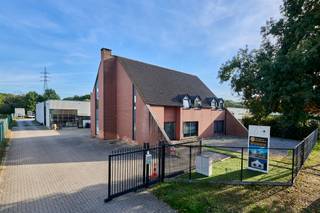 <p>Bedrijfsgebouw op een perceel van 3679m² gelegen op het industrieterrein van Kiewit in Hasselt. Deze centrale ligging tussen Hasselt en Zonhoven staat garant voor goede verbindingen van zowel de E314 als de E313, alsook met het Noorden van Limburg. Het gebouw bestaat uit een zeer ruime woning, een inpandig kantoor, een magazijn en een achterliggend buitenterrein. Er zijn voldoende parkeerplaatsen op de site. </p><p>KENMERKEN WONING:<br />- oppervlakte: 312m², verdeeld over twee bouwlagen<br />- indeling gelijkvloers: ruime inkom, wc, grote woon- en eetkamer, keuken, berging, bureel en garage<br />- indeling verdieping: 5 slaapkamers, een ruime badkamer en een berging </p><p>KENMERKEN HAL:<br />- oppervlakte: 730m² + 55m² tussenvloer<br />- vrije hoogte: 5m<br />- stalen constructie met metalenpanelen en steeldeck met lichtkoepel<br />- elektrische sectionaalpoort</p><p>TROEVEN:<br />- multifunctioneel gebouw op een centrale locatie<br />- 1000m² achterliggende grond voor buitenopslag of uitbreiding van het magazijn</p><p>Info: 0478/930500 of info@jansenrealestate.be</p>