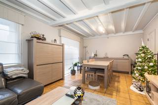 Charmante te renoveren woning in Overmere (Berlare). Bezoekdag zondag 22/12, inschrijven via lander@immovlaenderen.be
Bent u op zoek naar een gezellige starterswoning met veel potentieel in het rustige en groene Overmere? Dan is dit uw kans!
Deze charmante woning biedt alles wat u nodig heeft:
- 3 slaapkamers – Ideaal voor gezinnen of voor wie graag een extra bureau of hobbykamer wenst.
️- Ruime leefruimte en keuken
- Badkamer en veranda – Geniet van de zonnestralen met uitzicht op tuin.
- Ruime garage – Een echte troef voor opslag of als werkplaats.
- Prachtig aangelegde tuin – Hier geniet u 's avonds van de zon en van totale ontspanning.
De woning wordt verwarmd met een pelletkachel en de toestellen werken op elektriciteit. Op de eerste verdieping vindt u de grootste slaapkamer en een opbergruimte. Deze verdieping kan u omtoveren naar meerdere slaapkamers.
Geïnteresseerd? Grijp dan nu uw kans om eigenaar te worden van deze leuke woning. Maak snel een afspraak voor een bezoek en ontdek alle troeven zelf!
Renovatieverplichting!
Contacteer Lander voor een afspraak of meer informatie.