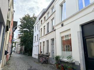 Gezellig, karaktervol rijhuis in het oude centrum van Gent, op wandelafstand van alle winkels! De indeling van de woning is de volgende: inkomhal, zithoek, geïnstalleerde keuken, eetplaats, eerste verdieping met slaapkamer en badkamer, tweede verdieping met slaapkamer (met mezzanine) en douchekamer. Er is geen buitenruimte, maar bij mooie weer zet men hun stoeltje buiten voor de deur, gezelligheid troef! Vrij vanaf 01/10. Perfect voor een koppel. Opgelet GEEN aansluiting voor een wasmachine/vaatwasser. Aarzel niet ons te contacteren voor meer informatie of een bezichtiging.