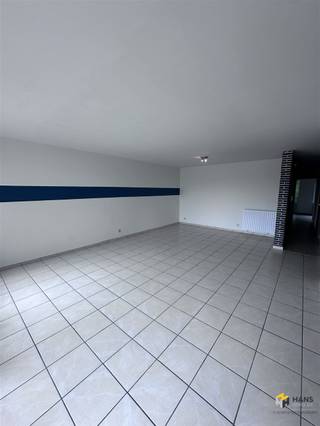 <p><span>Goed gelegen appartement van 100m² met 2 slaapkamers op de derde verdieping. </span></p><p><span> </span></p><p><span>Dit ruime 2-slaapkamer appartement combineert de luxe van gelegen te zijn nabij het centrum, de nodige verbindingswegen naar Brussel, Mechelen en Antwerpen, alsook de nabijheid van scholen en allerhande winkels met een zeer rustige locatie. Zo hebt u simpelweg het beste van beide werelden op een centrale ligging met een uitstekende mobiliteit.</span></p><p><span> </span></p><p><span>Indeling:</span></p><p><span>- Leefruimte van 31m</span><span>²</span><span> op tegels met doorgang naar het terras vooraan op steen. </span></p><p><span>- Keuken van 7m² op tegels voorzien van een elektrische kookplaat, dubbele lavabo, wasmachine en een  koelkast.</span></p><p><span>- Twee slaapkamers van 10m</span><span>²</span><span> &amp; 16m</span><span>²</span><span> op tegels.</span></p><p><span>- Badkamer van 5m</span><span>²</span><span> op tegels voorzien van lavabo, ligbad met sproeikop. </span></p><p><span>- Apart toilet met wastafel op tegels.</span></p><p><span>- Aparte berging/dressing/bureau van 9m². </span></p><p><span> </span></p><p><span>Extra:</span><span> </span></p><p><span>- privéberging in garages op gelijkvloers.</span></p><p><span>- Vaste kosten </span><span>€80</span><span> (</span><span>syndicus, onderhoud lift, poetsen wekelijks van de gemene delen, waterverbruik privaat + gemeenschappelijk, gemeenschappelijk onderhoud, ledigen septische putten</span><span>). </span></p><p><span>- Gunstige EPC: 116.</span></p><p><span>- Dichtbij openbaar vervoer en parken. </span></p><p><span>- Voor heel ons aanbod of een gratis schatting ga naar www.hansimmo.be of neem contact op met 03/290.30.30 of vraag het aan uw persoonlijke makelaar.</span></p><p><span> </span></p><p><span> </span></p><p><span> </span></p>