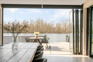 Een zeldzame opportuniteit aan de Donk: een veelzijdig eigendom waar wonen, ondernemen en investeren samenkomen op een unieke locatie met...