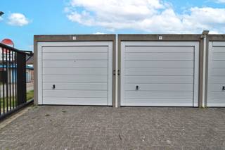 Op zoek naar een veilige, vlot bereikbare én recente afgesloten garagebox (2016) voor uw wagen, moto, fietsen of extra opslag?Deze aparte garagebox...