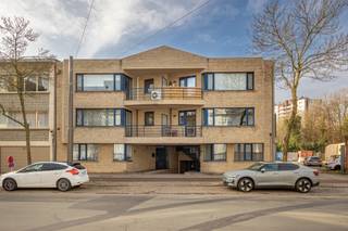 <p>ENKEL BEZOEKEN MOGELIJK DOOR ONDERSTAANDE LINK VOLLEDIG EN CORRECT IN TE VULLEN:<br />mijnhuurprofiel.be<strong><br /><br />Gelijkvloers appartement met uniek terras op toplocatie<br /></strong></p>
<p>Aan de Diksmuidenlaan 67 bevindt zich dit aangename appartement met een bewoonbare oppervlakte van ca. 96 m² en een zeer ruim terras van ca. 100 m² — een echte meerwaarde en zeldzaam in de buurt.</p>
<p>Het appartement wordt betreden via een inkomhal met ingebouwde vestiairekasten. Rechts bevindt zich de zeer ruime master bedroom. Aansluitend ligt de badkamer, voorzien van een grote inloopdouche en een lavabomeubel.</p>
<p>De lichtrijke leefruimte is afgewerkt met parketvloer en sluit aan op een halfopen keuken, uitgerust met een gasvuur, koelkast, vaatwasser en combi-oven. Naast de woonkamer bevindt zich een grote berging met aansluiting voor wasmachine en droogkast.</p>
<p>De tweede kamer is praktisch ingericht en kan perfect dienen als tweede slaapkamer, bureau of dressing.</p>
<p>Zowel vanuit de leefruimte als vanuit de tweede kamer is er toegang tot het zeer grote terras, ideaal om buiten te leven, te ontspannen of gasten te ontvangen.</p>
<p>Verder beschikt het appartement over twee garages op niveau -1, wat een groot praktisch voordeel is.</p>
<p>Een ruim en comfortabel appartement op een goede locatie, met als absolute troef het uitzonderlijk grote terras.<br /><br /><strong>Beschikbaar vanaf 1 maart 2026.<br /><br />Gemeenschappelijke kosten: Provisie van €40/maand inclusief het individueel waterverbruik.<br /><br /></strong>Voor meer informatie kan u vrijblijvend contact opnemen met Xander via xander@reds.be</p>