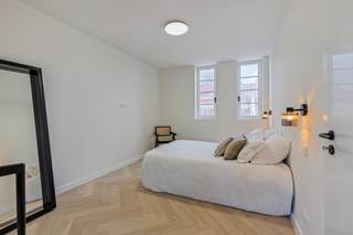 Luxe-appartement met hoogwaardige afwerking bevindt zich op de derde verdieping in een prestigieus gebouw met een fraaie modernistische gevel, op slechts enkele passen van het strand en de winkelstraat.<br /><br />Indeling: inkomhal, ruime leefruimte met open keuken, berging, badkamer met inloopdouche, toilet en lavabomeubel, 2 slaapkamers. <br /><br />Het appartement is tot in de puntjes afgewerkt met hedendaagse luxe en comfort. Voorzien van o.a. een elegant visgraatparket, een gepantserde inkomdeur, indivudele hoogrendementsketel per appartement, videofoon die eveneens op afstand te bedienen is. <br /><br />Daarnaast beschikt het gebouw over een ruime fietsenstalling met meerdere oplaadpunten voor elektrische fietsen én een gemeenschappelijk dakterras, waar u de hele dag door van de zon kunt genieten.<br /><br />!!!!!Verkoop onder registratierechten – géén btw van toepassing!