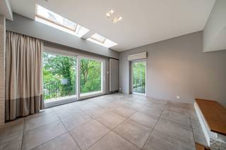 <p>Ideaal gelegen in een rustige doodlopende straat, neemt deze mooie woning het laatste perceel van de straat in, beschut tegen inkijk en verkeer. Dicht bij het station en alle voorzieningen biedt ze een leefomgeving die zowel rustig als praktisch is.</p>
<p>Met een bewoonbare oppervlakte van 219 m² op een mooi perceel, biedt de woning momenteel drie slaapkamers, een bureau en een kleine zitkamer, alsook twee badkamers, met de mogelijkheid om nog meer in te richten naar uw wensen, onder meer voor de uitoefening van een vrij beroep. Een geïntegreerde thuisbioscoop, inbegrepen in de verkoop, vervolledigt aangenaam de leefruimtes, terwijl een zeer groot terras de woning verlengt en uitnodigt om van het buitenleven te genieten. Een garage en parkeerplaatsen voor de woning zorgen bovendien voor comfortabel parkeren.</p>
<p>Op technisch vlak beschikt het pand over een EPC C, een conforme elektrische installatie en fotovoltaïsche panelen. Het verkeert in uitstekende algemene staat. Enkele punctuele opfrissingen zijn te voorzien, maar het geheel blijft verzorgd en perfect bewoonbaar.</p>
<p>Onmiddellijk vrij, wordt dit pand te koop aangeboden vanaf 595.000 €, met een beoogde verkoop aan 620.000 € onder voorbehoud van aanvaarding door de eigenaars.</p>