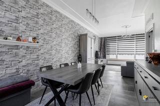 <p><span>Stadionstraat 75 - Antwerpen (2020)</span></p><p><span> </span></p><p><span>Bel-etage (181 m²) met 3 slaapkamers en buitenruimte (30 m²) in Antwerpen (2020).</span></p><p><span> </span></p><p><span>Dankzij de centrale ligging behaalt het pand een uitstekende mobiscore. Het openbaar vervoer is vlot bereikbaar en ook de A12 en andere verbindingswegen liggen op slechts enkele minuten rijden. Daarnaast zijn er in de nabije omgeving meerdere velo-stations te vinden, en is er een ruim aanbod aan (lokale) winkels en supermarkten vlakbij.</span></p><p><span> </span></p><p><span>De woning is steeds goed onderhouden en beschikt over een praktische, doordachte indeling. De ramen zijn voorzien van dubbele PVC-beglazing en de verwarming is op gas.</span></p><p><span>Via de inkom- en traphal krijg je toegang tot de ruime inpandige garage (28 m²) aan de rechterzijde. Achteraan op het gelijkvloers bevinden zich nog een polyvalente kamer (12 m²), ideaal als bureau of hobbyruimte, een (bij)keuken/wasplaats (11 m²) en een aparte wc. De onderhoudsvriendelijke buitenruimte (30 m²) is noord-oost-georiënteerd en biedt een aangename plek om buiten te vertoeven.</span></p><p><span>Op de eerste verdieping situeren zich de leefruimtes. Vooraan bevindt zich de L-vormige woonkamer (35 m²), terwijl je achteraan de aparte keuken (11 m²) terugvindt, uitgerust met alle hedendaags comfort. Aansluitend ligt de moderne badkamer (5 m²), ingericht met een inloopdouche, handdoekdroger, toilet en lavabomeubel.</span></p><p><span>De bovenverdieping telt drie volwaardige slaapkamers van 7 m², 10 m² en 14 m² — ideaal voor een gezin of voor wie extra ruimte wenst voor bureau of dressing.</span></p><p><span>Ben je op zoek naar een ruime woning met garage, drie slaapkamers en tal van mogelijkheden? Mis deze kans niet! Bewoonbare opp. 181 m² ref.: bruto vloeropp. EPC. Voor meer info of een gratis schatting surf naar www.hansimmo.be</span></p><p><span> </span></p>