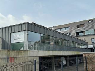 Fantastisch gelegen kantoor met een oppervlakte van<strong> 156 m² te huur</strong> langs én met visibiliteit van de bedrijvige Meensesteenweg op slechts 300 m van de Ringlaan (R8) met onmiddellijke verbinding naar de A19 en de E403.<br /><br />Het<strong> instapklaar kantoor </strong>maakt deel uit van <strong>het kwalitatieve bedrijvencentrum 'Bizz-Init' </strong>bestaande uit 3 verdiepingen voorzien van o.a. onthaal, vergaderalen, airco en beveiliging. Het verleent ondernemers een aangename en betaalbare werkplek met alle benodigde faciliteiten.<br /><br />Kantoor <strong>kan opgesplitst worden in 7 verschillende ruimtes</strong> met elk zijn toegang.<br /><br />Het bedrijvencentrum biedt een <strong>uitstekende uitvalsbasis voor de hele regio</strong> en is gelegen in een levendige buurt met tal van winkels en eetgelegenheden in de directe omgeving. Tevens vlotte bereikbaarheid met het openbaar vervoer: station Bissegem bevindt zich op slechts 550 m.<br /><br />Alsook mogelijkheid tot huren van kantoorruimtes met oppervlaktes van 31 m² tot 273 m². Ruime parkeermogelijkheden bij het gebouw. Onmiddellijk beschikbaar. <br /><br />Contacteer PANORAMA voor bijkomende (technische) inlichtingen, plannen of een vrijblijvend plaatsbezoek 0460 97 66 66.