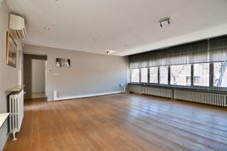 In Residentie Albert, gelegen op de Prins Albertlaan, op wandelafstand van de Grote Markt van Sint-Truiden, bevindt zich op de derde verdieping, dit ruime appartement met drie slaapkamers. Door de centrale ligging zijn winkels, scholen en andere voorzieningen vlot bereikbaar. Het treinstation ligt op 350m en de bushalte vlak voor de deur. Het appartement geniet zo van een ideale bereikbaarheid voor wie zich dient te verplaatsen met het openbaar vervoer. <br /><br />Bij het betreden van het appartement komt u in de inkomhal, die toegang biedt tot de verschillende leefruimtes. De lichtrijke woonkamer wordt gekenmerkt door een grote raampartij aan de voorzijde en raampartijen aan de achterzijde met toegang tot het terras. Dit zorgt voor een open en aangename woonomgeving. Ze staat in verbinding met de keuken, alsook de slaapvertrekken, is voorzien van airconditioning en vormt het hart van het appartement.  <br /><br />De keuken is volledig uitgerust en voorzien van heel wat opbergruimte. Ze beschikt over een gelamineerd werkblad, een koelkast met vriesvak, een heteluchtoven, een gasfornuis en een dampkap van SMEG, alsook een afwasmachine van Bauknecht. <br /><br />De nachthal die aan de andere zijde van de woonkamer ligt, geeft toegang tot het apart gastentoilet, de drie slaapkamers en de ingericht badkamer. De badkamer is voorzien van een douche, een lavabomeubel, een toilet en alle aansluitingen voor wasmachine en droogkast. We vinden er tevens de vernieuwde gasketel.<br /><br />Het zuidgerichte terras aan de achterzijde, zorgt ervoor dat men hier in alle rust kan genieten. <br /><br />In de kelderverdieping vinden we een privatieve berging, ideaal voor het opbergen van voorraad of andere spullen. In de gemeenschappelijke inkomhal is bovendien plaats voorzien waar bewoners hun fietsen kunnen stallen.<br /><br />Dit appartement vormt een ideale opportuniteit voor wie het naar eigen smaak wil inrichten. Dankzij de aantrekkelijke ligging in Sint-Truiden biedt het bovendien potentieel als investering met een interessant huurrendement.<br /><br />Interesse? Neem gerust contact met ons op via 011 70 70 19.