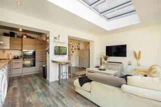 <p><span>Instapklare HOB met 3 slaapkamers en zonnige tuin in Mechelen</span></p><p><span>Op zoek naar een gezellige woning in een rustige woonwijk, met ruimte, comfort en energiezuinige troeven? Ontdek deze charmante halfopen bebouwing in de Tolhuisstraat 7 te Mechelen!</span></p><p><span>Bij het binnenkomen word je verwelkomd in de </span><span>lichtrijke leefruimte</span><span>, waar een extra lichtkoepel zorgt voor een mooie natuurlijke lichtinval. Aansluitend bevindt zich de </span><span>open keuken, uitgerust met alle nodige toestellen</span><span>, ideaal om gezellig te koken en samen te genieten.</span></p><p><span>Op de verdieping vind je </span><span>drie slaapkamers en een aparte dressing</span><span>, waardoor er voldoende ruimte is voor het hele gezin, een thuiskantoor of een hobbykamer.</span></p><p><span>Ook op energetisch vlak heeft deze woning heel wat troeven. Met een </span><span>gunstige EPC-score B, 10 zonnepanelen en 2 thuisbatterijen</span><span> geniet je van een energiezuinige woning met aandacht voor de toekomst. Het dak werd bovendien vernieuwd in 2018.</span></p><p><span>Buiten kan je heerlijk ontspannen in de leuke tuin. De praktische oprit en garage zorgen voor extra parkeergemak.</span></p><p><span>Troeven van deze woning:</span></p><ul><li><span>Halfopen bebouwing in een rustige wijk</span></li><li><span>Lichtrijke leefruimte met extra lichtkoepel</span></li><li><span>3 slaapkamers en een aparte dressing</span></li><li><span>Gunstige EPC-score B, 10 zonnepanelen en 2 thuisbatterijen</span></li><li><span>Airconditioning op het gelijkvloers</span></li><li><span>Rolluiken aanwezig</span></li><li><span>Kelder</span></li><li><span>Leuke tuin en oprit</span></li></ul><p><span>Een woning met ruimte, comfort en energiezuinige voorzieningen op een rustige locatie in Mechelen.</span><span> Ideaal voor wie op zoek is naar een fijne thuis met tal van praktische voordelen.</span></p><p><span>Interesse? Neem gerust contact op voor meer informatie of een bezoek ter plaatse!</span></p><p><span>Sven@home4you.be</span></p><p><span> </span></p>