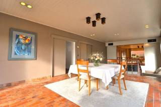 <p><span>ALLEENSTAANDE WONING OP EEN RUIM PERCEEL</span></p><p><span> </span></p><p><span>Genietend van absolute rust komt deze gezinswoning aanzetten met veel woonruimte in een modern concept.<br />Grote raampartijen kijken uit op een groene tuin en ontvangen graag de zon.</span></p><p><span> </span></p><p><span>Een ruime inkomhal heet ons hartelijk welkom er is een apart toilet en een vestiaire ruimte.<br />De leefruimte is achteraan gelegen en houdt nauw contact met de tuin. <br />Het geheel kreeg een gezellige invulling met eetruimte en zitput waar het haardvuur een warme sfeer brengt.</span></p><p><span> </span></p><p><span>Aansluitend komt ook de keuken groots uit de hoek met een degelijke invulling en plaats voor gezellige tafelmomenten.</span></p><p><span> </span></p><p><span>Het half verdiep herbergt het volledige slaapgedeelte met 3 slaapkamers en een badkamer.<br />Een grote keldergarage biedt plaats aan 2 wagens en fietsen, extra bergruimte en wasruimte is er ook voorzien.</span></p><p><span> </span></p><p><span>De woning is omgeven door veel groen, er is een groot terras, veel gras, mooie beplanting en een praktische tuinberging.</span></p><p><span> </span></p><p><span>OP EN TOP RUST<br />VLOT BEREIKBAAR<br />MOOIE RUIMTES<br />VEEL BUITENPLEZIER</span></p><p><span> </span></p><p><span> </span></p><p><span> </span></p><p><span> </span></p><p><span> </span></p><p><span> </span></p>
