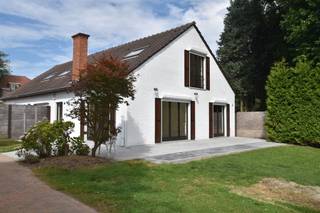 Century21ImmoNero stelt voor : Gelegen in een groene en rustige omgeving, biedt deze gezellige 3-gevel woning u totale privacy en biedt:Gelijkvloers:...