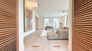 Exclusieve villa met zwembad op riant perceel in Koersel!Bij ImmoFusion 7/7 “open huis”: klik op onze 3D-TOUR.Ervaar vastgoed alsof je er zelf...