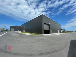 Nieuwbouw KMO-unit met een oppervlakte van +/- 231m² INCLUSIEF privatieve parkeerplaats. De casco magazijnruimtes bestaande uit staalconstructie in...