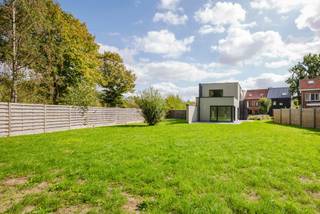 LIGGING<br /><br />Deze instapklare open bebouwing is uitermate centraal gelegen in het hartje van Drongen.<br />Er zijn tal van winkels, handelszaken en restaurants op wandelafstand.<br />Op enkele minuten wandelen bent in de gezellige Drongense dorpskern.<br /><br />Gent is vlakbij én met in de onmiddellijke nabijheid de op- en afrit van de E40 alsook de R4 geniet u hier een zeer goede bereikbaarheid.<br /><br />Dit is de ideale uitvalsbasis voor mensen die een vlotte bereikbaarheid wensen zowel naar Gent als buiten Gent doch met de gezelligheid van een dorp.<br /><br />WONING<br /><br />Wanneer u deze open bebouwing binnenkomt springen de royale oppervlaktes met een zee van natuurlijk licht onmiddellijk in het oog.<br /><br />De zeer ruime leefruimte geniet een volledig geïnstalleerde keuken.<br />De master bedroom geniet een ruime badkamer met bad en douche.<br />Voor de 2 andere slaapkamers is er een gedeelde douchekamer voorzien.<br /><br />Op het gelijkvloers is er ruimte om een bureauruimte te creëren of speelkamer.<br />Doorheen de woning is er veel opbergruimte voorzien én er is een kelder.<br /><br />TROEVEN:<br />CENTRALE locatie<br />INSTAPKLAAR<br />RUIM<br />EPC A<br /><br />Voor meer info contacteer Fanny 0472 01 51 51